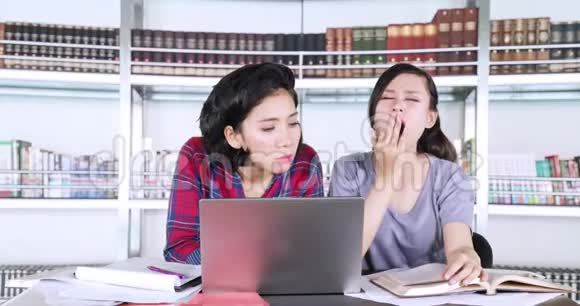 两个学生在学习时看起来很困视频的预览图