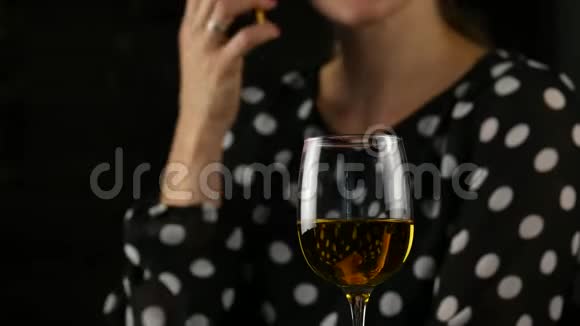 迷人的女人用手机说话在黑暗中喝酒节日气氛和庆祝理念4K视频的预览图