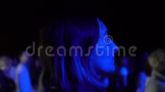 在户外节日晚会音乐会上跳舞的女人原多彩灯模糊背景视频的预览图
