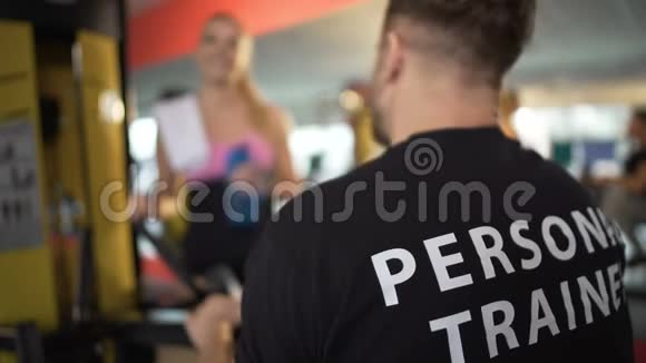 男健身教练在健身房和女同事交谈夫妇相识视频的预览图