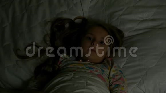 那个女孩躺在黑暗中开始害怕视频的预览图