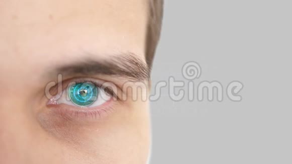 用虹膜扫描关闭男性眼睛未来技术身份识别和视觉概念3840x2160视频的预览图