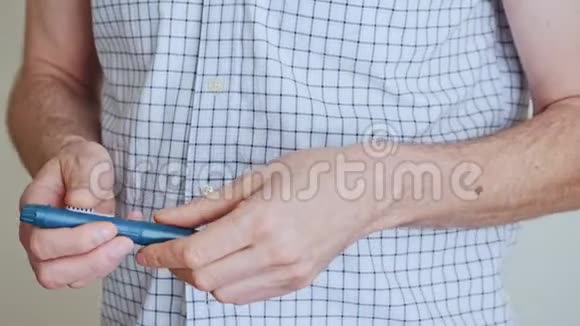 糖尿病患者腹部注射胰岛素笔视频的预览图