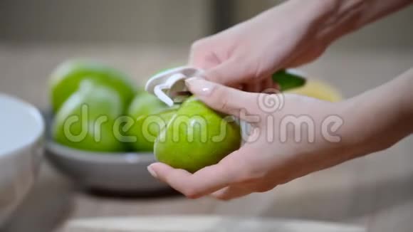 女人清洁厨房里的苹果视频的预览图