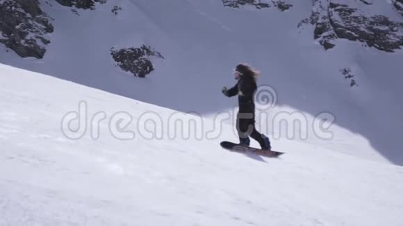滑雪胜地快乐的滑雪者骑在斜坡上突然中断喷雪太阳视频的预览图