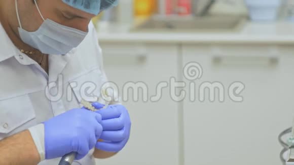 牙医正在现代牙科诊所治疗病人正畸医生与一名助手合作医生给他磨刀视频的预览图