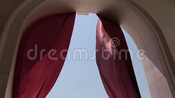 拱门中的红幕在风中展开慢动作视频的预览图