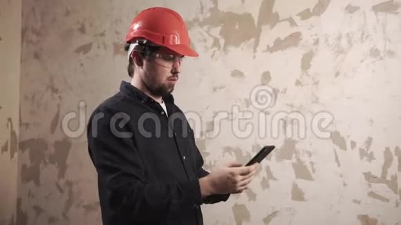 设计师正在用智能手机拍摄正在建造中的公寓视频的预览图