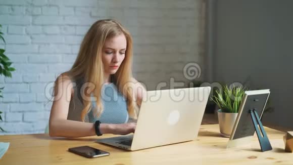 笔记本电脑上的女人心烦意乱交易失败没有通过考试抓住了他的头视频的预览图