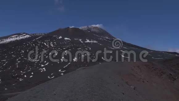 埃特纳火山表面的全景看火山口意大利西西里视频的预览图