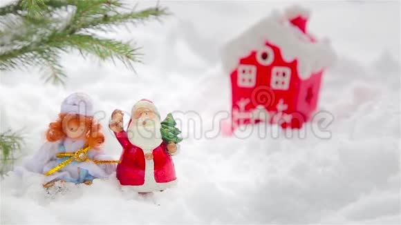 大自然中的圣诞装饰品有圣诞老人和雪少女玩具1920高清视频的预览图