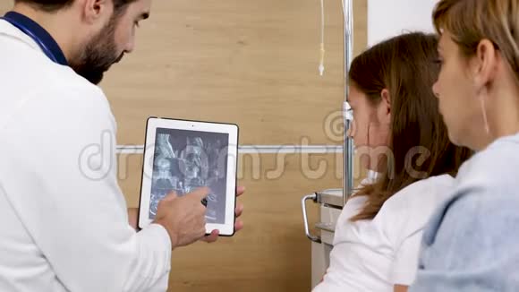 医生向病人及其母亲展示核磁共振结果视频的预览图