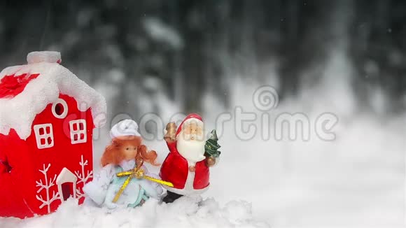 玩具圣诞老人和雪少女在森林中露天靠近圣诞树1920高清视频的预览图