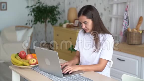 年轻商务女性在家工作时使用笔记本电脑动作慢视频的预览图