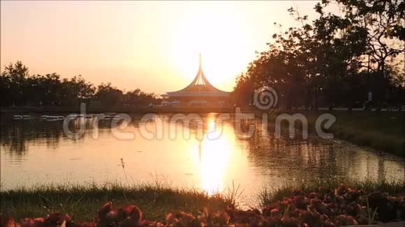 在SuanLuangRamaIX公园的标志性建筑上完美的倒影泰国的地标有美丽的日落天空视频的预览图