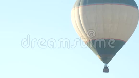 大气球特写飞行在蓝天上视频的预览图