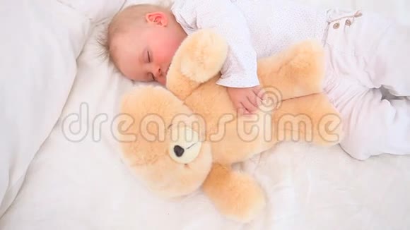 宝宝和泰迪熊睡觉视频的预览图