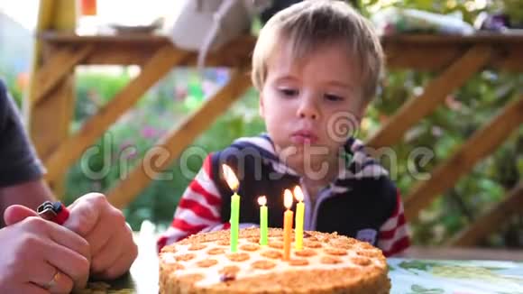 在他和父亲的生日那天孩子吹灭了蛋糕上的蜡烛视频的预览图