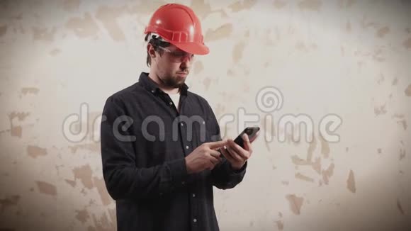 师傅正在用电话里的计算器计算公寓维修工程的价格视频的预览图