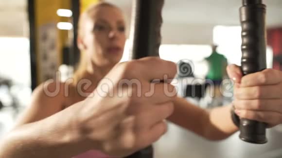 在健身房做胸蝇运动的女人适当的呼吸技巧视频的预览图