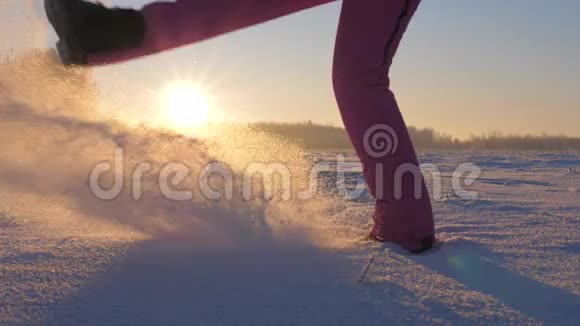 夕阳西下的冬田中的女子踢飞了雪飞和霜冻视频的预览图