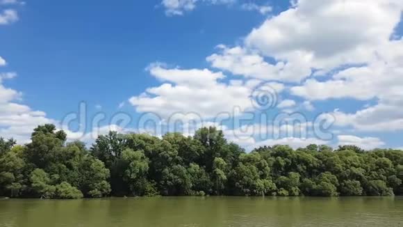 乘着一艘船在满是浮云的河上航行视频的预览图