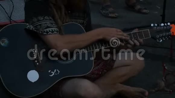 吉他手和街头音乐家视频的预览图