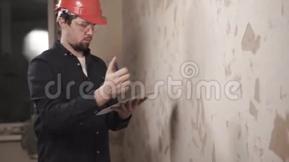 主要建筑商正在检查修补工程中墙面覆盖物的质量视频的预览图
