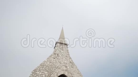 近景轻砖穹顶与监狱格子对灰色多云的天空行动欧洲的老教堂视频的预览图