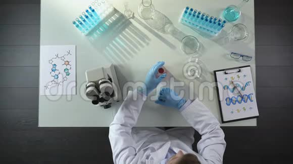 实验室工作人员加入试剂中和瓶中紫色液体视频的预览图