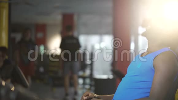 英俊的非裔美国人在健身房积极训练后感到疲倦生活方式视频的预览图
