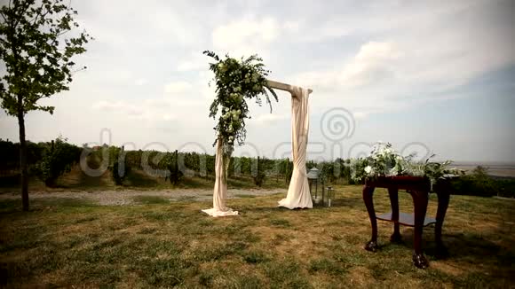 绿色葡萄园的婚礼弧形装饰视频的预览图