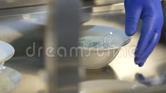 俄式凉菜汤在快餐店的盘子里视频的预览图