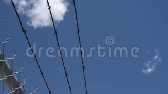 沿着蓝天上的铁丝网顶端移动视频的预览图