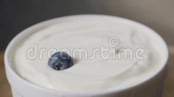 蓝莓缓慢地落入牛奶中视频的预览图