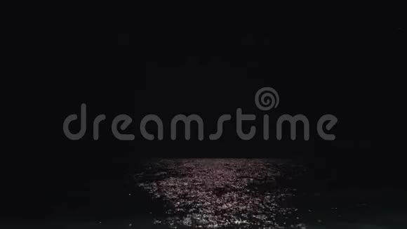漆黑的大海和夜空视频的预览图