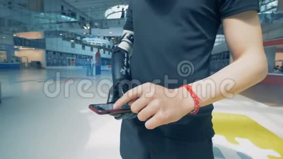 带有人工假肢的人体机器人使用智能手机视频的预览图