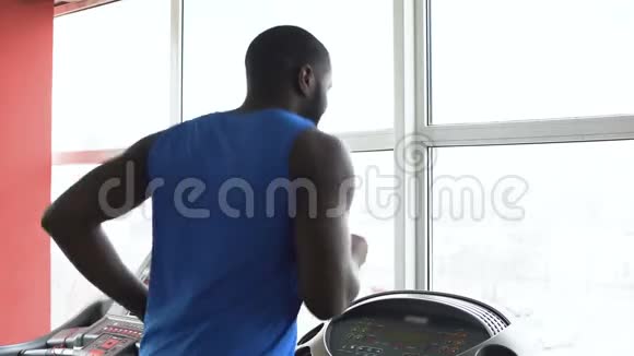 非裔美国男拳击手在跑步机上跑步在健身房锻炼视频的预览图
