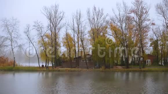 秋天池塘岸边的小房子视频的预览图