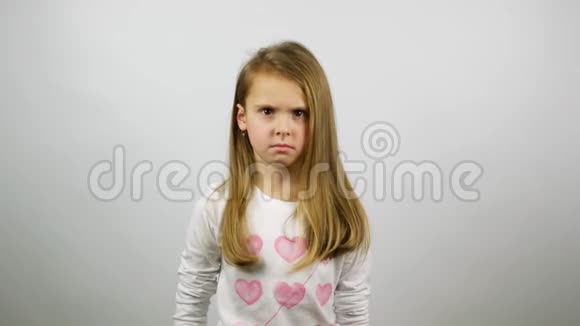 那个年轻女孩看上去很生气开始哭了一个沮丧的孩子哭得很直视频的预览图