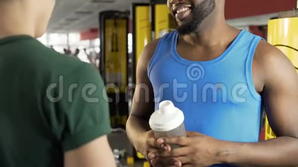 性格开朗的非裔美国运动员与健身教练讨论最后一次锻炼视频的预览图