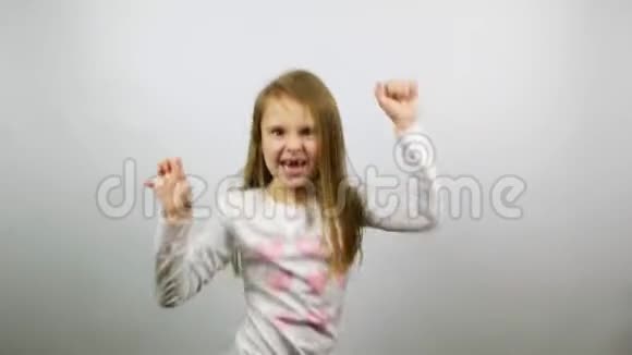 有趣的孩子跳舞年轻有趣的女孩为胜利欢呼视频的预览图
