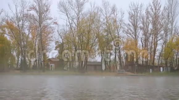 秋天池塘岸边的小房子视频的预览图