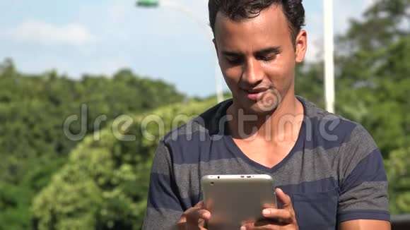 西班牙裔年轻人用平板电脑发短信视频的预览图