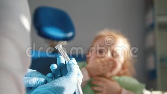 牙医办公室里的小可爱女孩不想接受治疗用手抗拒并闭上了嘴视频的预览图