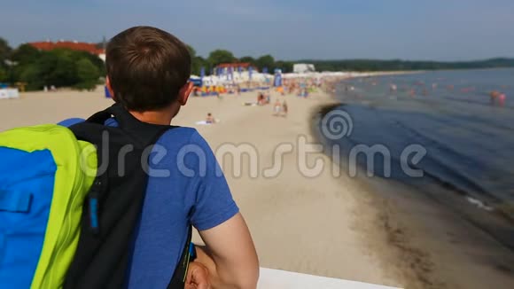 男士游客成人和儿童在海滩上放松和玩耍旅游视频的预览图