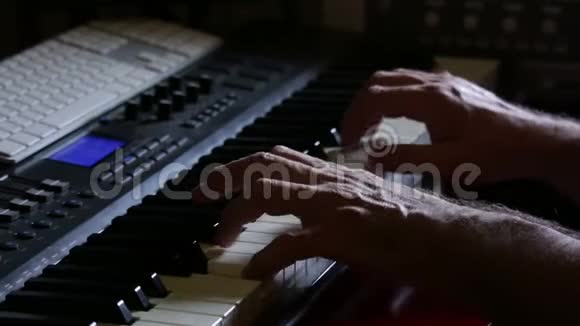 音乐家在键盘上弹奏合成器钢琴键音乐家演奏乐器视频的预览图