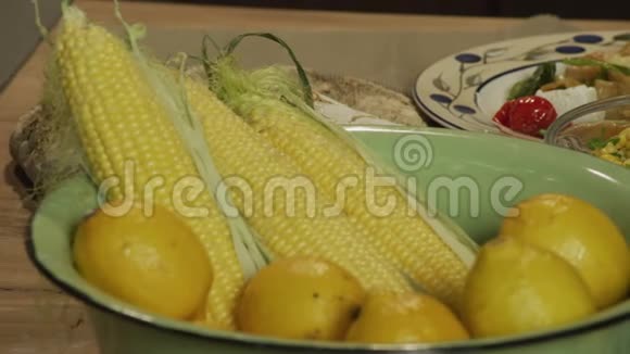 玉米柠檬和维生素沙拉视频的预览图