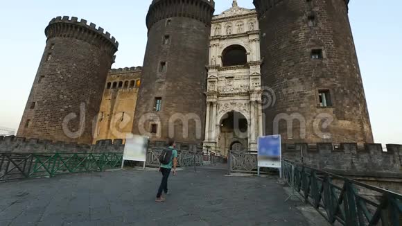 男子游客步行到美丽的中世纪马赛奥安吉诺城堡那不勒斯视频的预览图