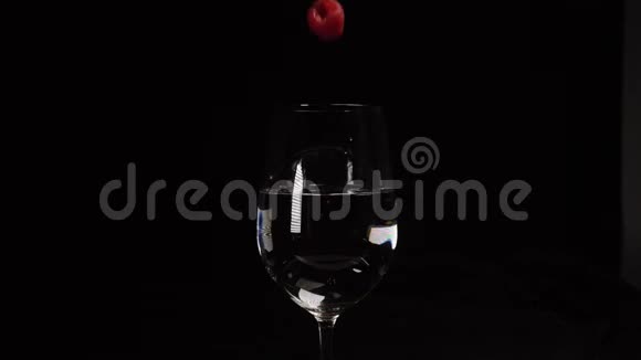 蔓越莓慢吞吞地掉进玻璃杯里食物录像视频的预览图